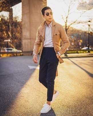 Quale chino indossare con una camicia giacca beige: Una combinazione smart casual di una camicia giacca beige e chino si rivela adatta in molte occasioni diverse. Per distinguerti dagli altri, indossa un paio di sneakers basse in pelle bianche.