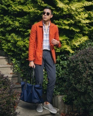 Quale sneakers basse indossare con chino blu scuro in modo smart-casual: Coniuga una camicia giacca arancione con chino blu scuro per essere elegante ma non troppo formale. Per distinguerti dagli altri, scegli un paio di sneakers basse come calzature.