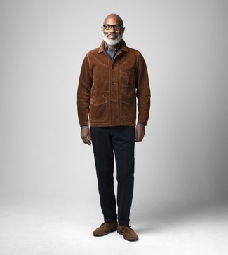 Quale camicia giacca indossare con chukka marrone scuro per un uomo di 50 anni: Prova ad abbinare una camicia giacca con chino neri per un look da sfoggiare sul lavoro. Chukka marrone scuro sono una eccellente scelta per completare il look.