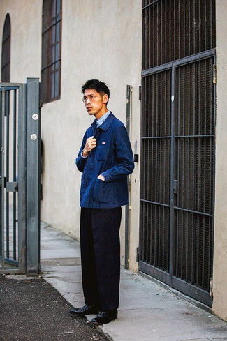 Come indossare e abbinare una camicia giacca blu scuro con chino neri: Abbina una camicia giacca blu scuro con chino neri per creare un look smart casual. Perfeziona questo look con un paio di stivali casual in pelle neri.