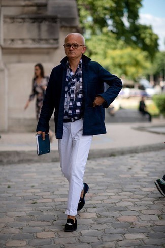 Come indossare e abbinare una cintura per un uomo di 50 anni: Per un outfit della massima comodità, abbina una camicia giacca blu scuro con una cintura. Opta per un paio di mocassini eleganti di velluto ricamati blu scuro per un tocco virile.