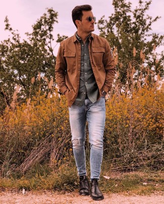 Quale jeans aderenti indossare con una camicia giacca marrone in modo casual: Scegli un outfit composto da una camicia giacca marrone e jeans aderenti per un'atmosfera casual-cool. Mostra il tuo gusto per le calzature di alta classe con un paio di stivali chelsea in pelle neri.