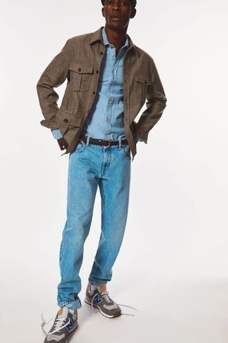 Quale camicia giacca indossare con jeans azzurri per un uomo di 30 anni: Potresti indossare una camicia giacca e jeans azzurri per un look spensierato e alla moda. Per un look più rilassato, prova con un paio di scarpe sportive grigie.