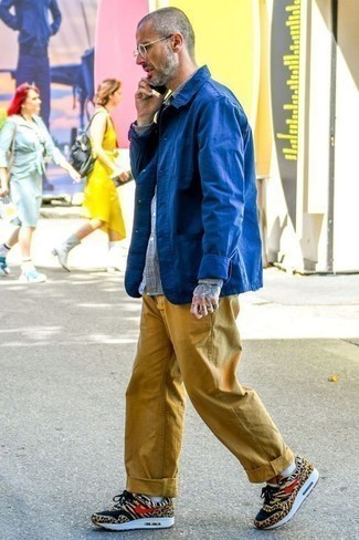 Come indossare e abbinare jeans dorati in modo casual: Indossa una camicia giacca blu con jeans dorati per un look spensierato e alla moda. Non vuoi calcare troppo la mano con le scarpe? Prova con un paio di sneakers basse leopardate marrone chiaro per la giornata.