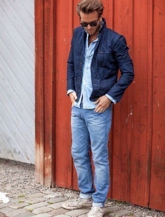 Quale jeans indossare con sneakers alte marrone chiaro quando fa caldo: Abbina una camicia giacca blu scuro con jeans per un look trendy e alla mano. Sneakers alte marrone chiaro daranno una nuova dimensione a un look altrimenti classico.