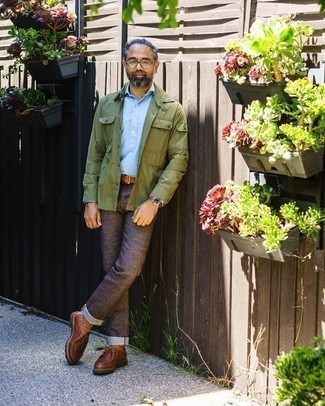 Come indossare e abbinare jeans con chukka per un uomo di 50 anni: Opta per una camicia giacca verde oliva e jeans per un look raffinato per il tempo libero. Chukka sono una gradevolissima scelta per completare il look.