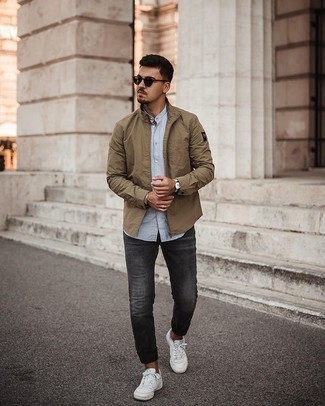 Quale camicia giacca indossare con jeans grigio scuro: Potresti combinare una camicia giacca con jeans grigio scuro per un look trendy e alla mano. Prova con un paio di sneakers basse in pelle bianche per un tocco più rilassato.