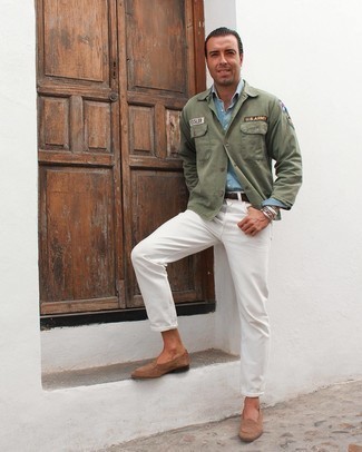 Quale mocassini eleganti indossare con jeans bianchi: Abbina una camicia giacca ricamata verde oliva con jeans bianchi per un look trendy e alla mano. Prova con un paio di mocassini eleganti per dare un tocco classico al completo.