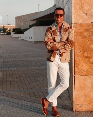 Quale mocassini eleganti indossare con jeans bianchi: Per un outfit quotidiano pieno di carattere e personalità, coniuga una camicia giacca mimetica marrone chiaro con jeans bianchi. Scegli un paio di mocassini eleganti per dare un tocco classico al completo.