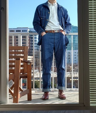 Quale jeans indossare con una camicia giacca blu scuro per un uomo di 30 anni in modo smart-casual: Punta su una camicia giacca blu scuro e jeans per affrontare con facilità la tua giornata. Stivali casual in pelle marroni sono una buona scelta per completare il look.