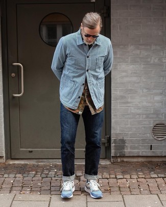 Come indossare e abbinare una camicia mimetica per un uomo di 40 anni: Combina una camicia mimetica con jeans blu scuro per un look trendy e alla mano. Scegli uno stile classico per le calzature e scegli un paio di scarpe sportive azzurre.