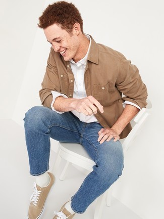 Quale jeans indossare con una camicia a maniche lunghe bianca: Abbina una camicia a maniche lunghe bianca con jeans per un look trendy e alla mano. Sneakers basse di tela marrone chiaro sono una interessante scelta per completare il look.