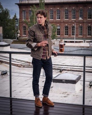 Quale jeans indossare con chukka marroni per un uomo di 20 anni in modo smart-casual: Abbina una camicia giacca marrone con jeans per un look trendy e alla mano. Chukka marroni sono una valida scelta per completare il look.