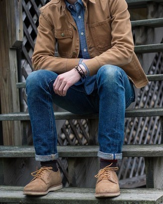 Quale jeans indossare con una camicia giacca marrone chiaro in modo smart-casual: Metti una camicia giacca marrone chiaro e jeans per un outfit comodo ma studiato con cura. Calza un paio di scarpe derby in pelle scamosciata marrone chiaro per dare un tocco classico al completo.