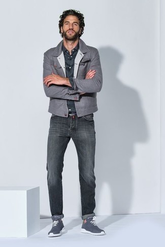 Quale scarpe sportive indossare con jeans grigi: Indossa una camicia giacca grigia con jeans grigi per un look spensierato e alla moda. Per distinguerti dagli altri, opta per un paio di scarpe sportive.