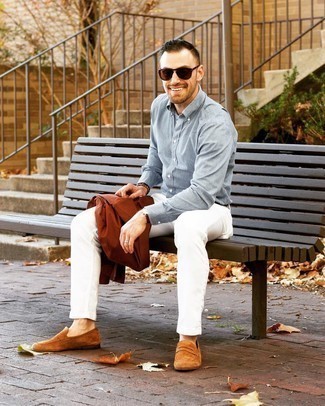 Come indossare e abbinare jeans bianchi: Abbina una camicia giacca marrone con jeans bianchi per un look trendy e alla mano. Sfodera il gusto per le calzature di lusso e prova con un paio di mocassini eleganti in pelle scamosciata terracotta.