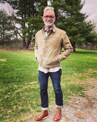 Come indossare e abbinare scarpe per un uomo di 50 anni quando fa caldo: Potresti combinare una camicia giacca marrone chiaro con jeans blu scuro per un look raffinato per il tempo libero. Perfeziona questo look con un paio di stivali casual in pelle terracotta.