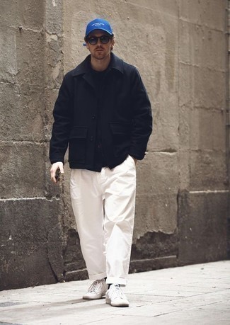 Look alla moda per uomo: Camicia giacca di lana nera, Camicia a maniche lunghe nera, T-shirt girocollo nera, Chino bianchi
