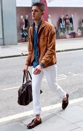 Quale t-shirt girocollo indossare con jeans bianchi in autunno 2024: Indossa una t-shirt girocollo e jeans bianchi per un look perfetto per il weekend. Indossa un paio di scarpe monk in pelle bordeaux per un tocco virile. Ecco una eccellente idea per creare uno stupendo look autunnale.