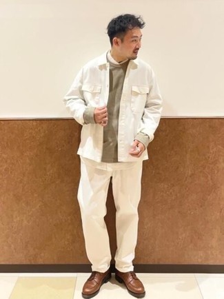 Come indossare e abbinare una camicia giacca bianca: Mostra il tuo stile in una camicia giacca bianca con chino bianchi per creare un look smart casual. Calza un paio di scarpe derby in pelle marroni per mettere in mostra il tuo gusto per le scarpe di alta moda.