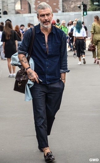 Quale chino indossare con una camicia di jeans blu: Metti una camicia di jeans blu e chino per un look spensierato e alla moda. Opta per un paio di mocassini con nappine in pelle neri per un tocco virile.