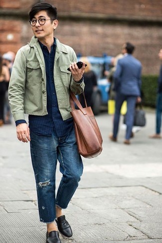 Come indossare e abbinare jeans blu con mocassini eleganti in pelle neri: Prova ad abbinare una camicia giacca verde oliva con jeans blu per un fantastico look da sfoggiare nel weekend. Prova con un paio di mocassini eleganti in pelle neri per un tocco virile.