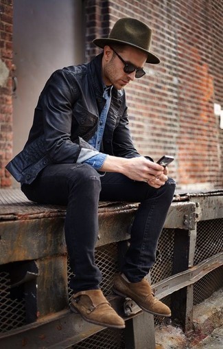 Quale scarpe monk indossare con una camicia di jeans blu scuro in modo casual: Potresti combinare una camicia di jeans blu scuro con jeans strappati grigio scuro per un look perfetto per il weekend. Mostra il tuo gusto per le calzature di alta classe con un paio di scarpe monk.