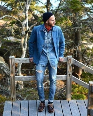 Come indossare e abbinare una camicia giacca di jeans blu con jeans azzurri quando fa caldo: Scegli un outfit composto da una camicia giacca di jeans blu e jeans azzurri per un look spensierato e alla moda. Scarpe da barca in pelle marrone scuro sono una splendida scelta per completare il look.