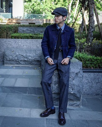 Look alla moda per uomo: Camicia giacca blu scuro, Camicia elegante in chambray azzurra, Chino grigio scuro, Scarpe brogue in pelle bordeaux