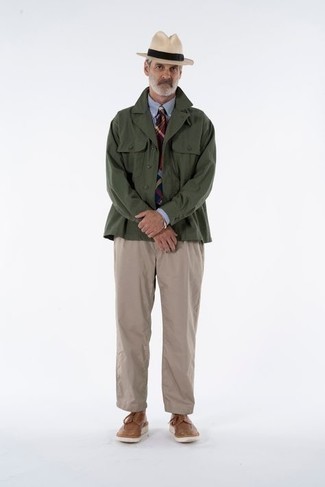Look alla moda per uomo: Camicia giacca verde oliva, Camicia elegante a quadri bianca e blu, Chino marrone chiaro, Scarpe derby in pelle marroni