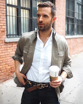 Come indossare e abbinare una camicia giacca grigia in modo smart-casual: Prova ad abbinare una camicia giacca grigia con jeans neri per un look semplice, da indossare ogni giorno.