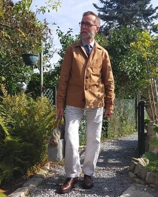 Come indossare e abbinare una giacca per un uomo di 50 anni quando fa caldo in modo smart-casual: Potresti abbinare una giacca con jeans bianchi per un look raffinato per il tempo libero. Perché non aggiungere un paio di stivali casual in pelle marrone scuro per un tocco di stile in più?