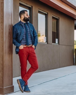 Come indossare e abbinare una camicia scozzese blu scuro: Abbina una camicia scozzese blu scuro con jeans rossi se preferisci uno stile ordinato e alla moda. Prova con un paio di chukka in pelle scamosciata blu scuro per mettere in mostra il tuo gusto per le scarpe di alta moda.