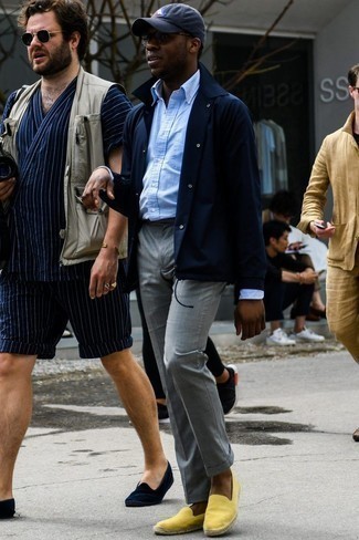 Quale pantaloni eleganti indossare con una camicia elegante azzurra per un uomo di 30 anni: Prova ad abbinare una camicia elegante azzurra con pantaloni eleganti per un look elegante e di classe. Per distinguerti dagli altri, scegli un paio di espadrillas di tela gialle.
