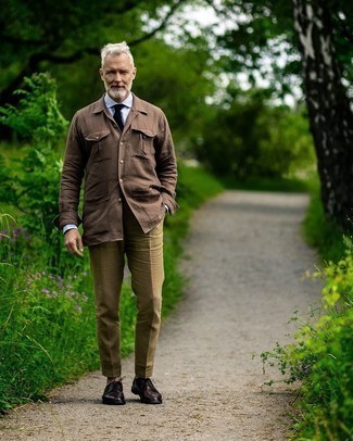 Look alla moda per uomo: Camicia giacca marrone, Camicia elegante bianca, Pantaloni eleganti verde oliva, Scarpe derby in pelle marrone scuro