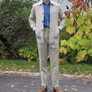 Quale mocassini con nappine indossare con una camicia giacca marrone chiaro per un uomo di 30 anni: Vestiti con una camicia giacca marrone chiaro e pantaloni eleganti beige come un vero gentiluomo. Mocassini con nappine sono una valida scelta per completare il look.