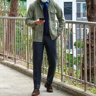 Come indossare e abbinare chukka con una camicia giacca: Indossa una camicia giacca con pantaloni eleganti grigio scuro per un look elegante e alla moda. Scegli un paio di chukka come calzature per un tocco più rilassato.