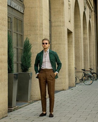 Come indossare e abbinare pantaloni eleganti marroni in modo formale: Scegli uno stile classico in una camicia giacca di lino verde scuro e pantaloni eleganti marroni. Rifinisci questo look con un paio di mocassini eleganti in pelle scamosciata marrone scuro.