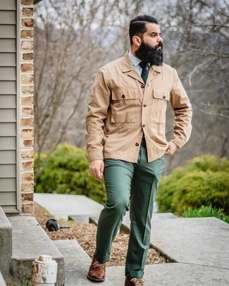 Quale camicia giacca indossare con scarpe derby marroni quando fa caldo in modo formale: Abbina una camicia giacca con pantaloni eleganti verde scuro per un look elegante e alla moda. Questo outfit si abbina perfettamente a un paio di scarpe derby marroni.