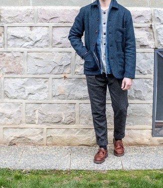 Quale camicia giacca indossare con chukka marroni per un uomo di 30 anni in modo smart-casual: Combina una camicia giacca con chino di lana grigio scuro per un look da sfoggiare sul lavoro. Chukka marroni sono una eccellente scelta per completare il look.