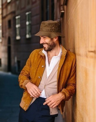 Quale camicia giacca indossare con un cardigan beige per un uomo di 30 anni: Coniuga una camicia giacca con un cardigan beige, perfetto per il lavoro.