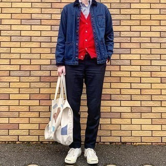 Look alla moda per uomo: Camicia giacca di jeans blu scuro, Cardigan rosso, Camicia a maniche lunghe a righe verticali bianca e blu scuro, Chino blu scuro