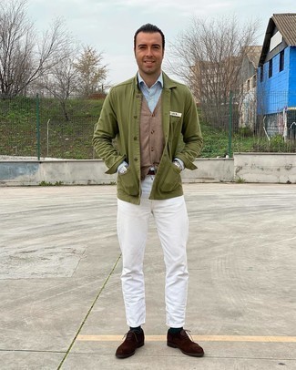 Come indossare e abbinare scarpe oxford marroni per un uomo di 40 anni in modo smart-casual: Opta per una camicia giacca verde oliva e jeans bianchi per un fantastico look da sfoggiare nel weekend. Rifinisci il completo con un paio di scarpe oxford marroni.