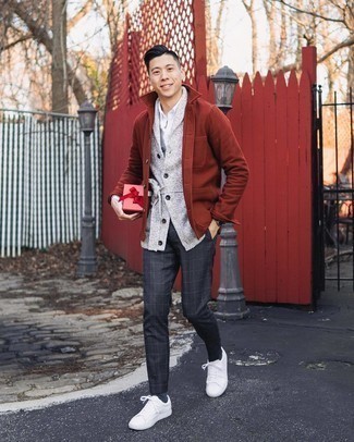 Quale chino indossare con un cardigan grigio: Prova ad abbinare un cardigan grigio con chino per vestirti casual. Scegli un paio di sneakers basse di tela bianche per avere un aspetto più rilassato.