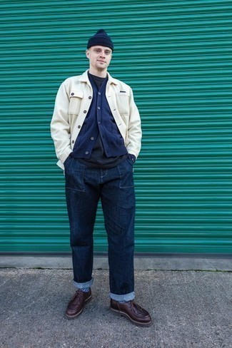 Trend da uomo 2022: Opta per una camicia giacca beige e jeans blu scuro per un fantastico look da sfoggiare nel weekend. Chukka in pelle bordeaux sono una validissima scelta per completare il look.
