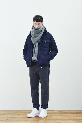 Look alla moda per uomo: Camicia giacca trapuntata blu scuro, Chino grigio scuro, Scarpe sportive bianche, Sciarpa di lana grigia