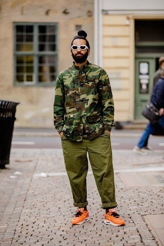 Look alla moda per uomo: Camicia giacca mimetica verde oliva, Chino verde oliva, Scarpe sportive arancioni, Occhiali da sole neri