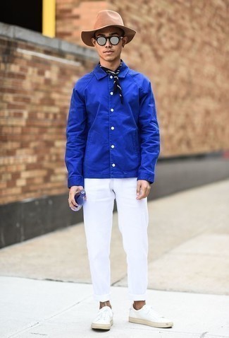 Quale sneakers basse indossare con chino bianchi: Combina una camicia giacca blu con chino bianchi, perfetto per il lavoro. Sneakers basse creeranno un piacevole contrasto con il resto del look.