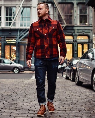 Come indossare e abbinare stivali casual: Abbina una camicia giacca di flanella scozzese rossa con jeans blu scuro per vestirti casual. Sfodera il gusto per le calzature di lusso e scegli un paio di stivali casual.