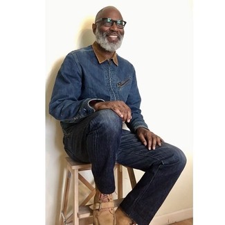 Come indossare e abbinare stivali in pelle marrone chiaro per un uomo di 50 anni: Vestiti con una camicia giacca di jeans blu scuro e jeans blu scuro per un look raffinato per il tempo libero. Stivali in pelle marrone chiaro sono una valida scelta per completare il look.